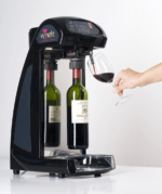 Distributeur de vin au verre Wine fit en fonctionnement avec un verre de vin rouge