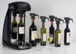 Distributeur de vin au verre Wine fit en situation avec des bouteilles de vins autour
